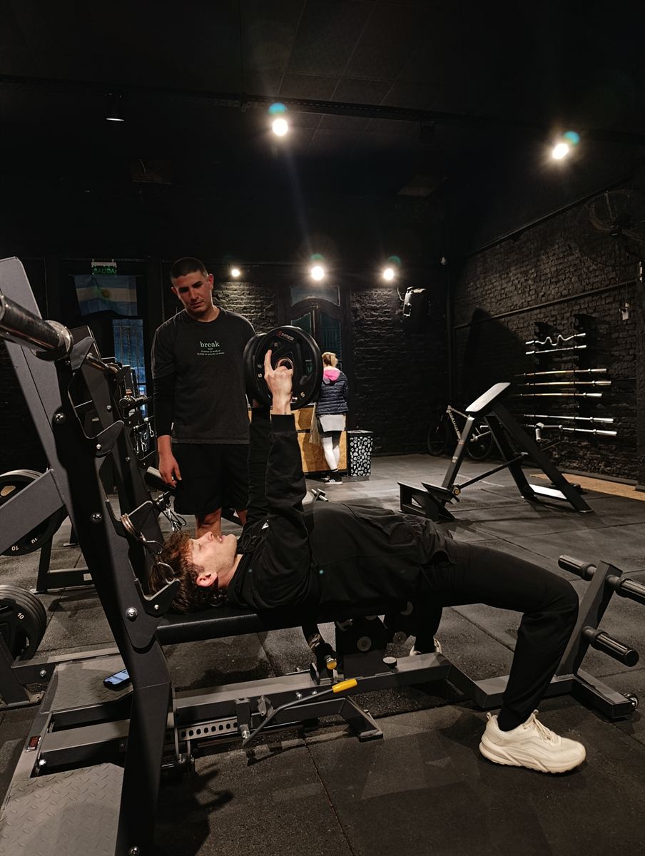 Sala de musculación de Exodium Fit Center durante una sesión